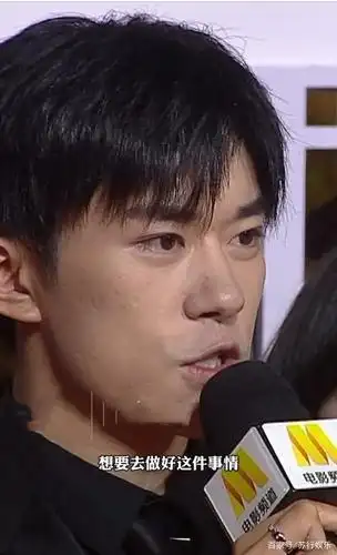 金鸡奖红毯:易烊千玺皮肤"垮掉",离开滤镜痘痘太多