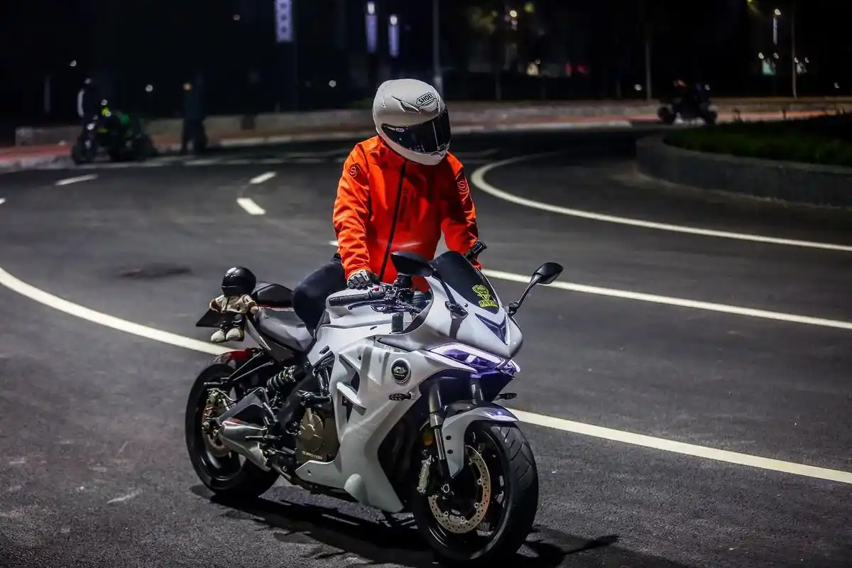 优雅的骑士们!看点不一样的#机车摄影 #夜拍 #帅就完事了  - 抖音