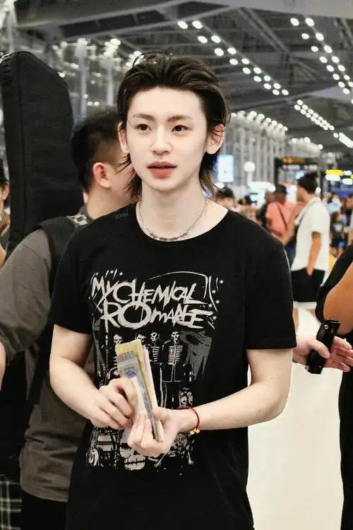 小鬼泰国出发回国#小鬼王琳凯泰国7615北京饭拍好嫩的少年感!