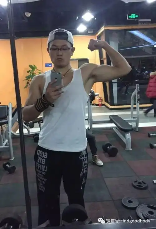 他,身高185cm,体重94kg,一身肌肉帅炸!