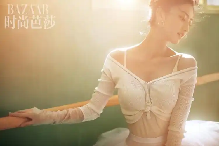 近日,人气花旦景甜登上《时尚芭莎》十一月刊封面,卸下《长城》里女