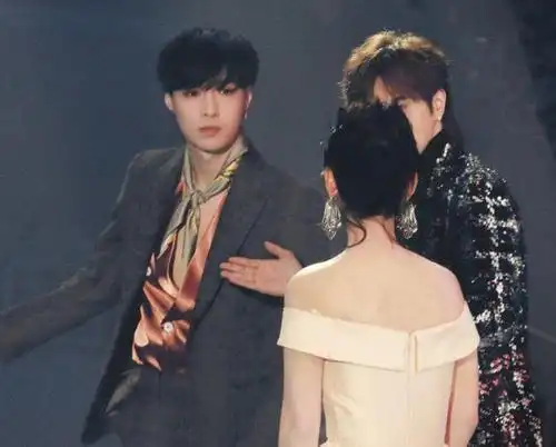 假瓜!张艺兴杨紫否认恋情 称同款睡衣是巧合