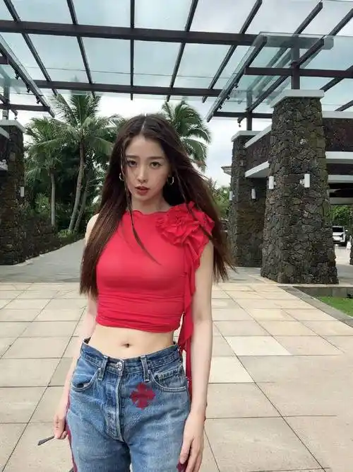 组图:虞书欣穿红色露腰紧身上衣 戴墨镜出街又辣又甜_高清图集_新浪网