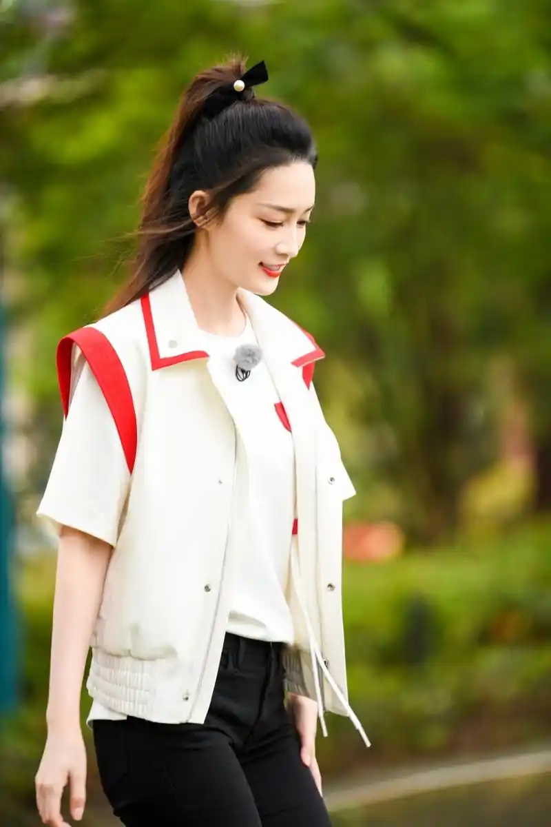 李沁,容色清秀,可甜可媚