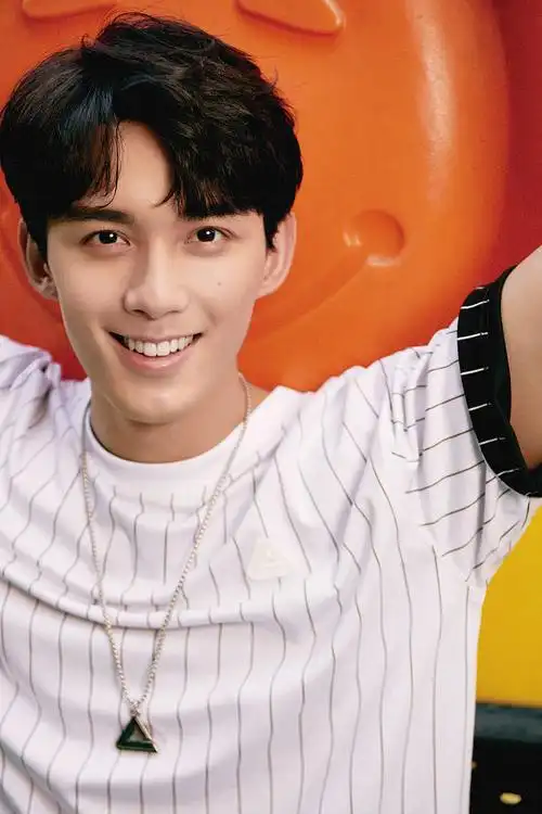 吴磊儿童乐园写真童趣满满坐滑梯上呆萌可爱