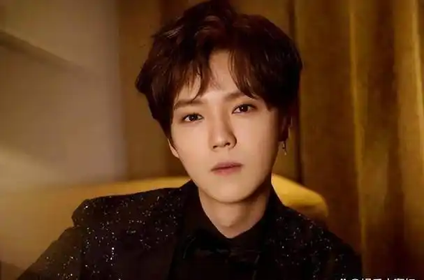 34岁鹿晗带货引热议,脸肿成"老姐姐",意外撞脸65岁刘雪华