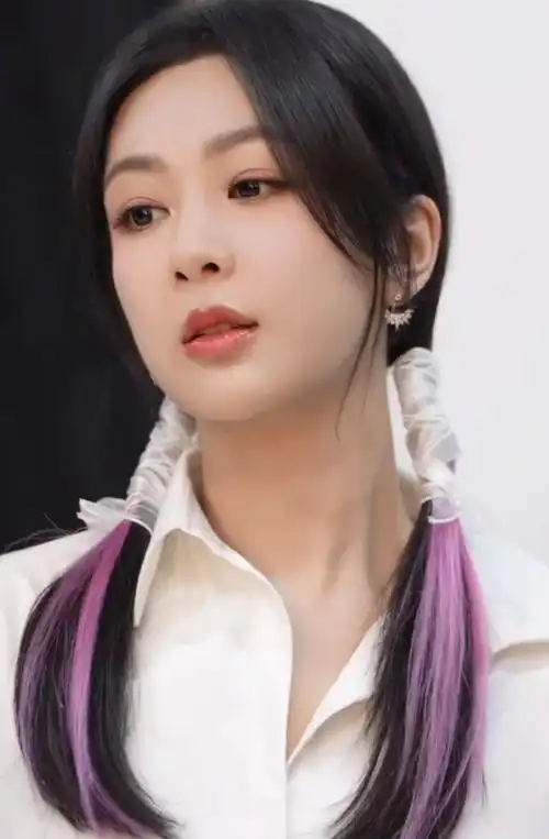 杨紫最新造型嫩出新高度,扎挑染双马尾娇俏可人,身材纤瘦好少女_腾讯