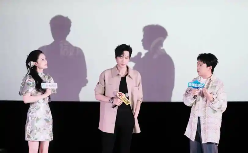 主演互动引网友讨论._李沁_张若昀_杨洋