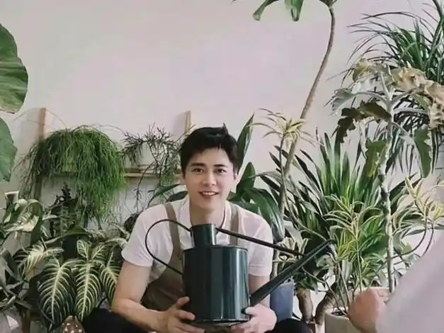 李易峰最新照片曝光戴墨镜变身素人是否移居泰国引猜测