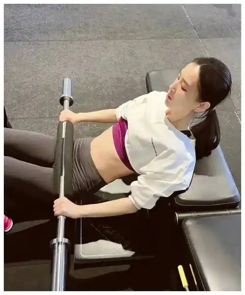 原创41岁黄圣依晒红鞋健身照曼妙身材抢镜俩儿子后还有小蛮腰