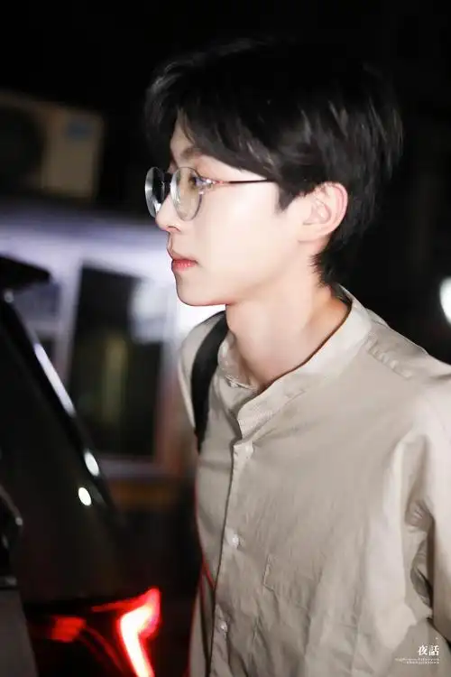 想要分享一些我巨巨巨喜欢的张嘉元的戴眼镜帅照快来收图60评论欢迎