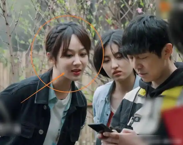 杨紫和张子枫同框走一起镜头拉近对准两人拍身高差让人不敢信