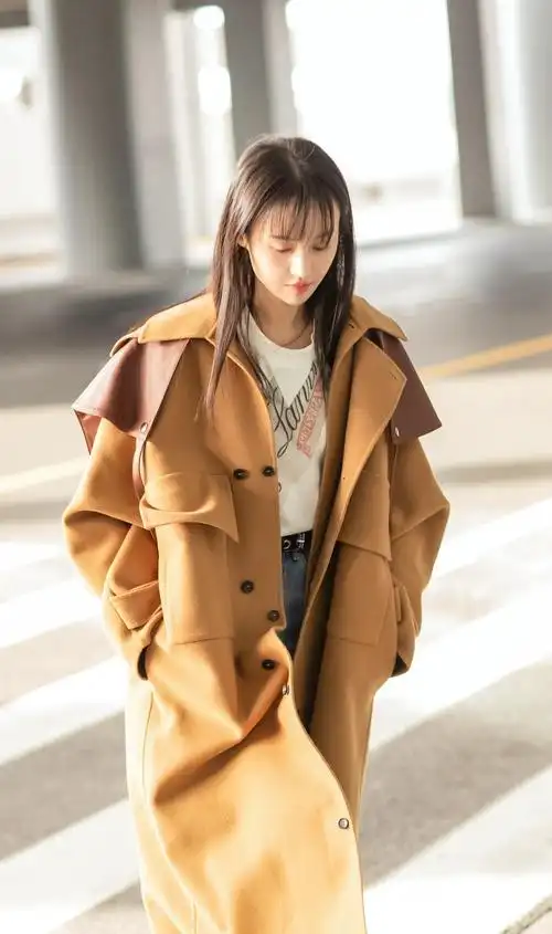 郑爽今日份机场look 驼色大衣 内搭白t 蓝色牛仔裤气质有型 复古_高清