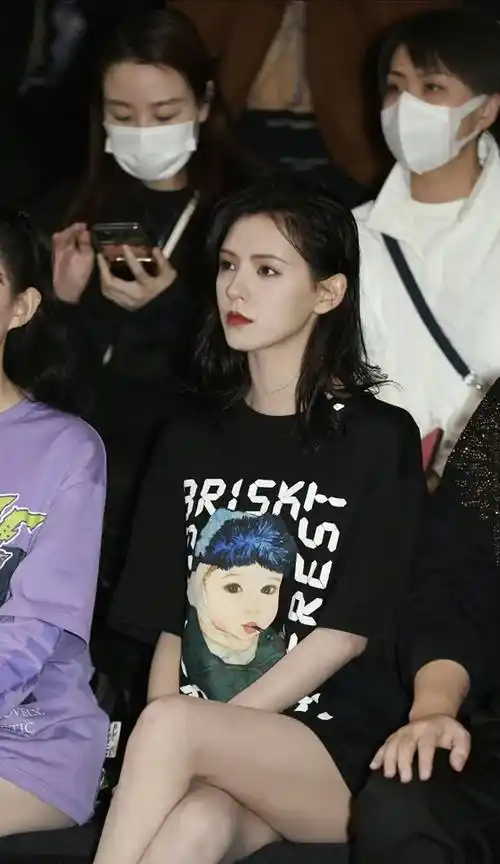曾是王思聪前女友,今黑色t恤当裙子,颜值抢眼无伤角_张予曦_长相_五官