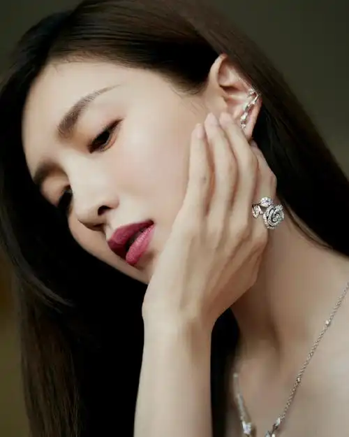 江疏影写真大片曝光一袭黑色吊带裙气质优雅