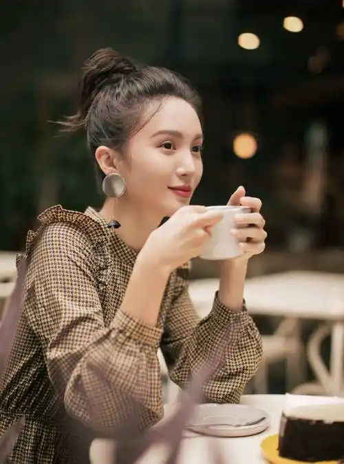 金晨,瘦高白,北舞校花出身,说说她的三次恋爱绯闻_舞蹈_董又霖_微博