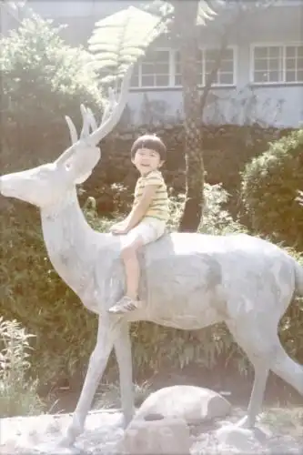 近日,有网友用技术软件修复了周杰伦的一组童年照片.