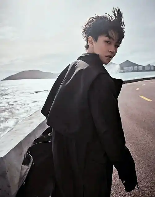 让温暖从背后慢慢包围过来王俊凯的背影可以做到