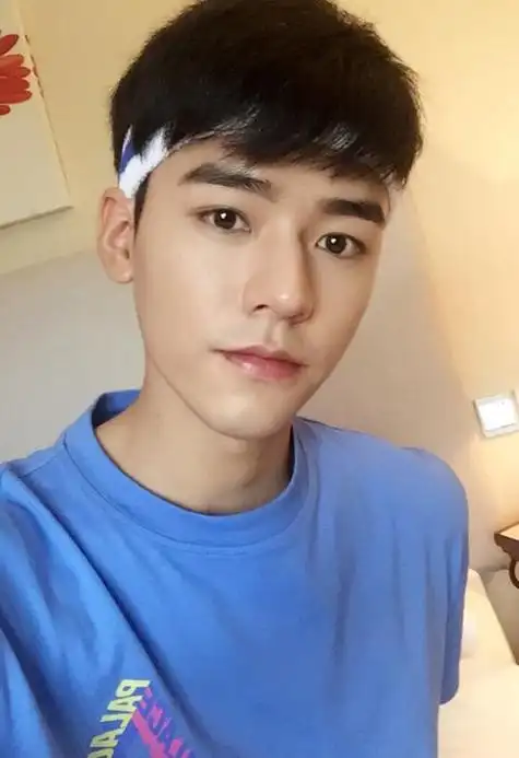 汉族身 高 185cm微博昵称 龚俊simon微博地址 weibo/u/2172061270出生