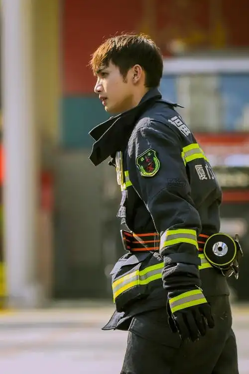 张彬彬这个素颜制服造型好有型啊果然男人穿制服就是最帅的