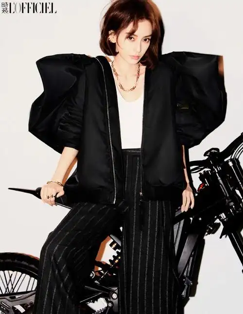 中性廓形外套,加上微卷短发,带来中性清冷双重反差杨颖登《时装