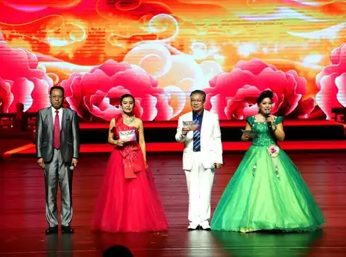 四位主持人今天共同主持了汇报演出