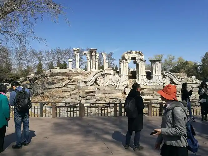 游览圆明园遗址公园