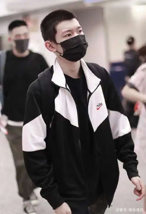 王源现身机场蹦蹦跳跳去伯克利上学,为军训做准备提前剪寸头短发