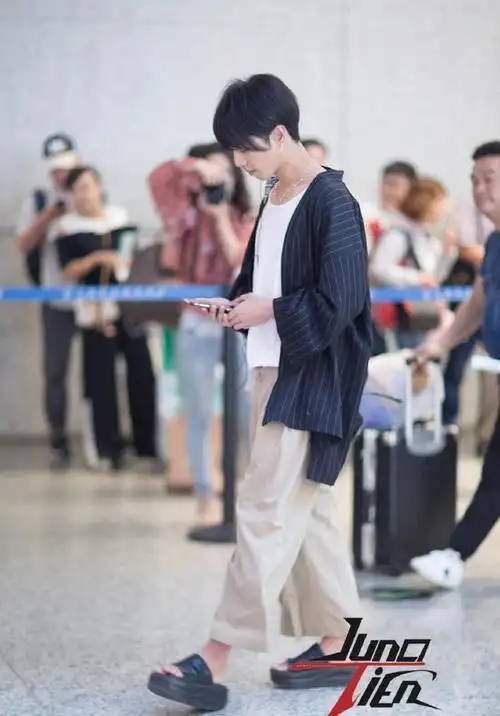 华晨宇最新机场秀这次终于不戴口罩了可是脚底的鞋子太辣眼