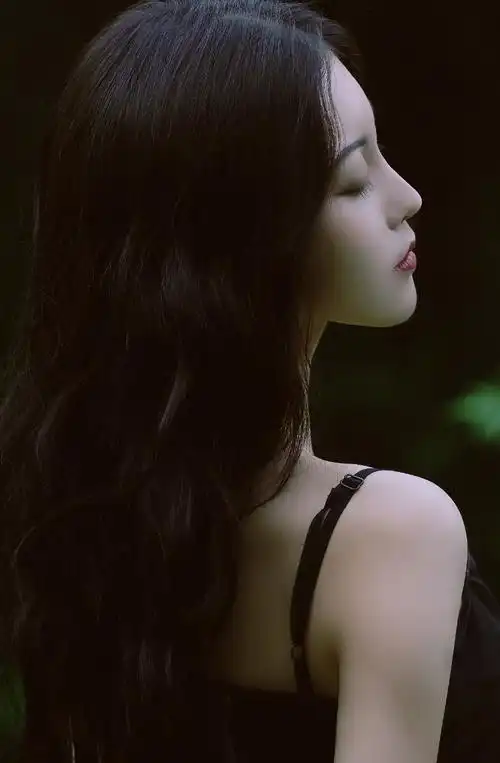 吊带美女清冷性感写真图片,性感美女,性感,美女,气质,长发,冷艳,养眼