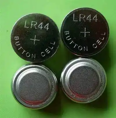 糟糕的是 因为纽扣电池藏在鼻腔里的时间过长 鼻腔内部已经腐烂 造成