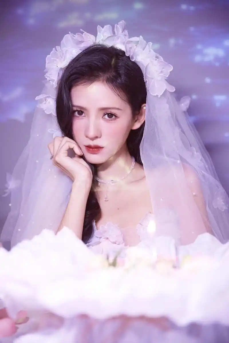 组图:张予曦生日花间大片释出 立体花朵裙又纯又欲