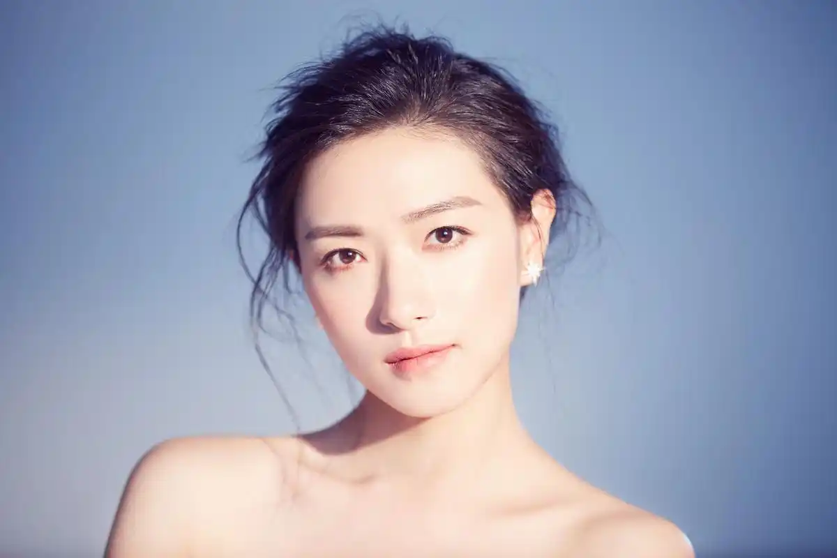 万茜清爽大气写真曝光猎场热播被观众呼叫上线