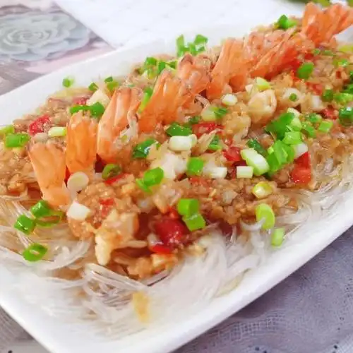 蒜蓉粉丝开背虾,蒜香浓郁,鲜味十足,一道开胃菜!