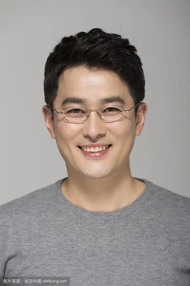 戴眼镜的中年男子肖像