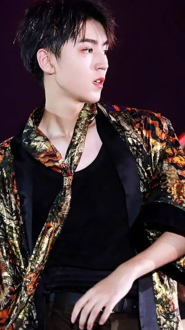 原创王俊凯时尚搭配,轻松演绎不同风格,造型青春帅气