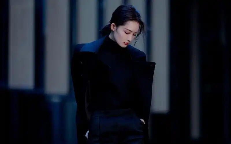 李沁酷美暗黑系高清桌面壁纸