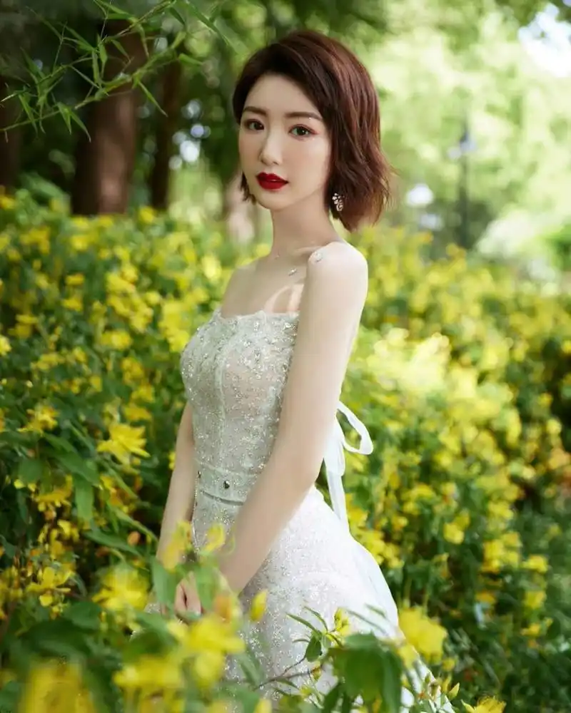 毛晓彤# 一袭白色镶钻抹胸礼裙,肤白貌美的绝美容颜,清新脱俗,婀娜