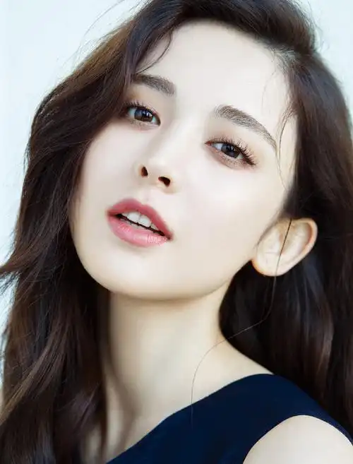 古力娜扎登韩版时尚大刊封面五官美艳迷人比韩版脸庞优越太多