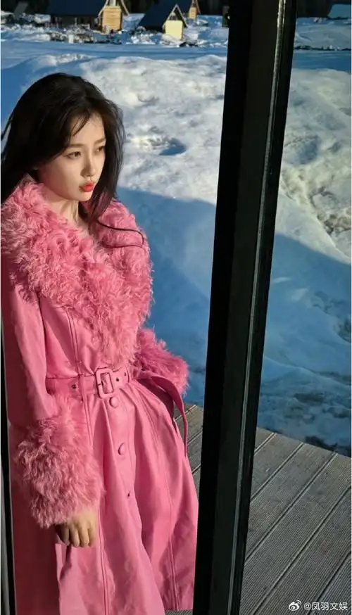 虞书欣粉色束腰大衣##虞书欣雪景粉衣