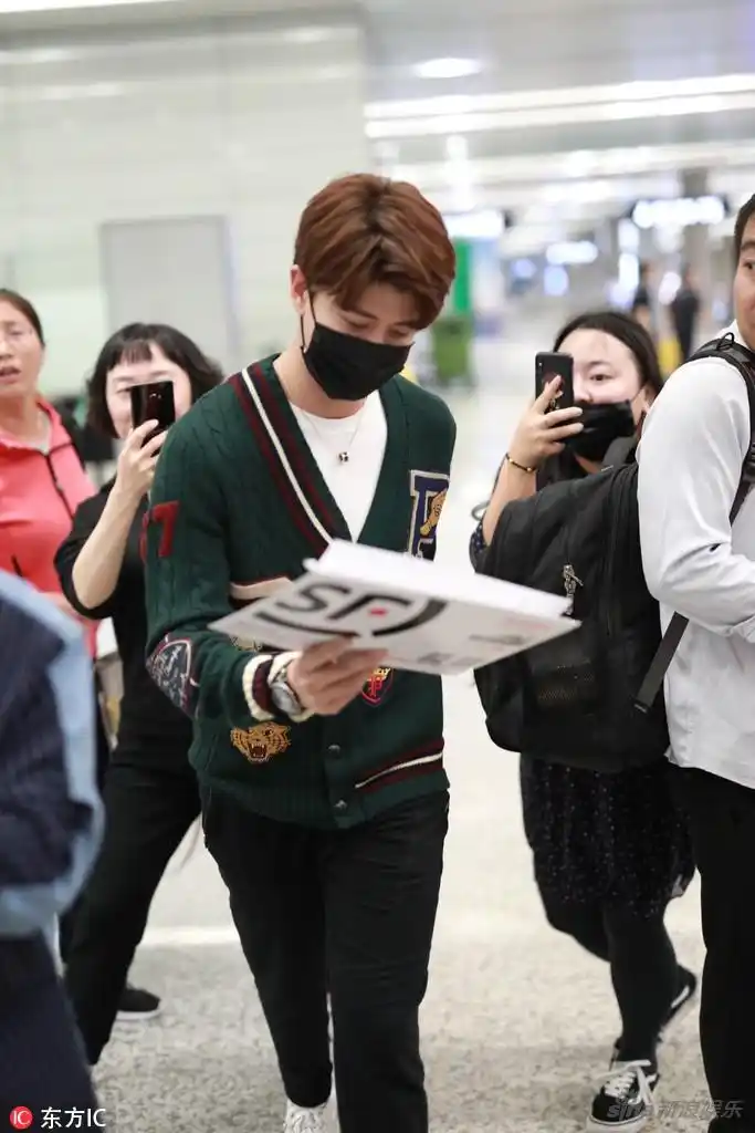 组图:任嘉伦一脸胶原蛋白 下飞机后依然精神百倍