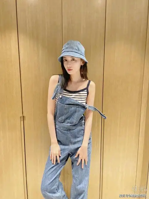 古力娜扎真漂亮!牛仔短裤尽显青春活力,窈窕身段令人心动_脸蛋