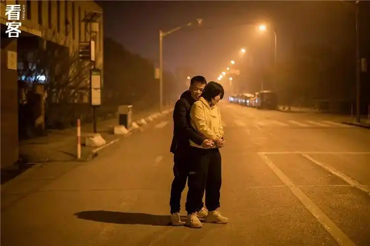 凌晨,火箭村的一对情侣在马路上闲逛.