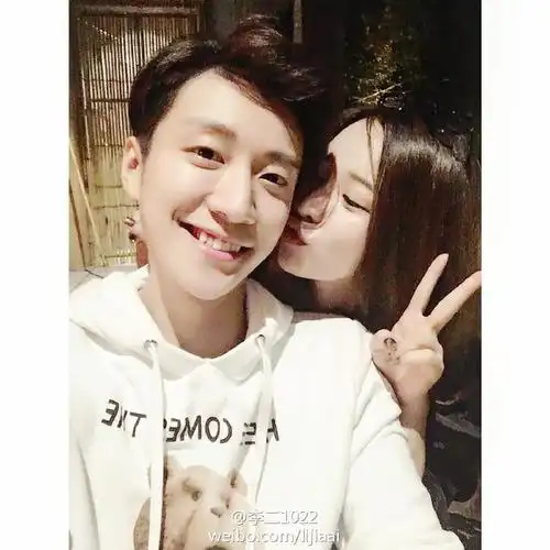 乔任梁生前女友晒昔日恩爱照否认炒作博同情