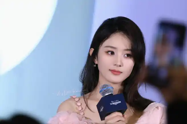 今日出席下线活动的赵丽颖,身穿 julien fournie 2021 春夏高定,温婉