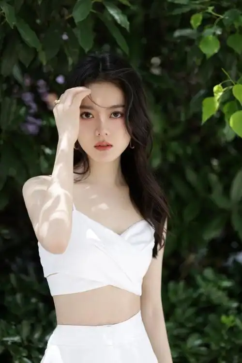 赵今麦白色抹胸吊带造型