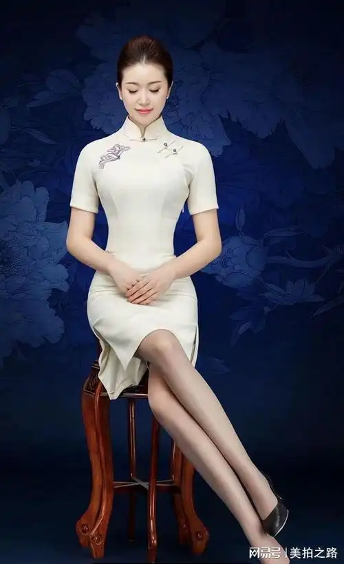 古典旗袍和现代肉丝高跟的结合,佳人多了几分风雅神韵,气质高贵|雅韵