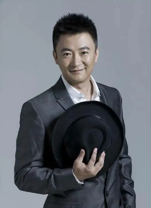 嵇波凭借电影《太阳开花》获得第九届巴黎中国电影节"最佳男配角",是