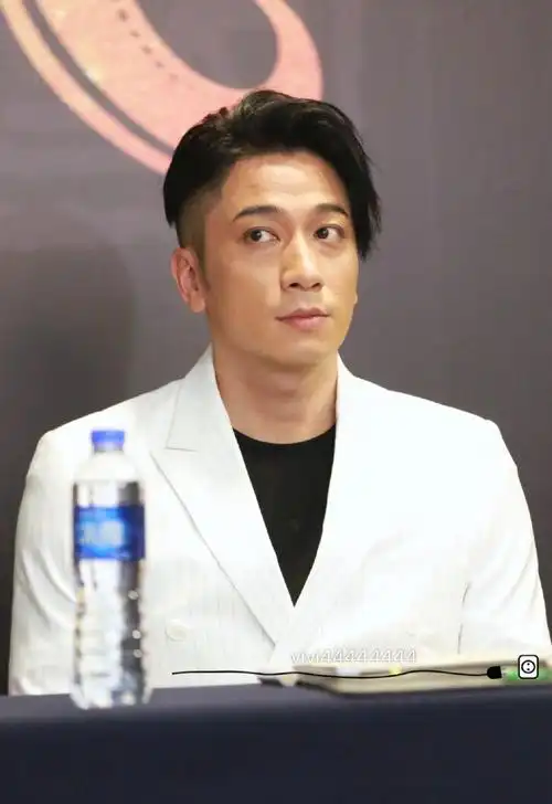 > 吴卓羲白西装活动照图片(3/9)