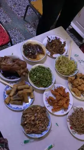 一桌团圆饭,有肉有菜有酒有饮料,一会儿再上一碗团圆饺子饭,一家人